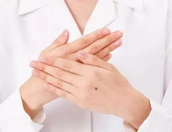左手?jǐn)嗾聘毁F命！4中女人好命手相