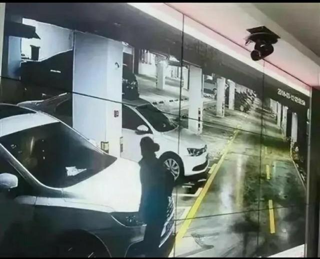 女大學生和男友在停車場發生關系,被男方拍視頻發到網上,引熱議