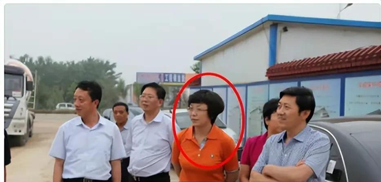 記實：美女市長楊曉波，陪睡40位男人，被抓時跪地哭喊求饒