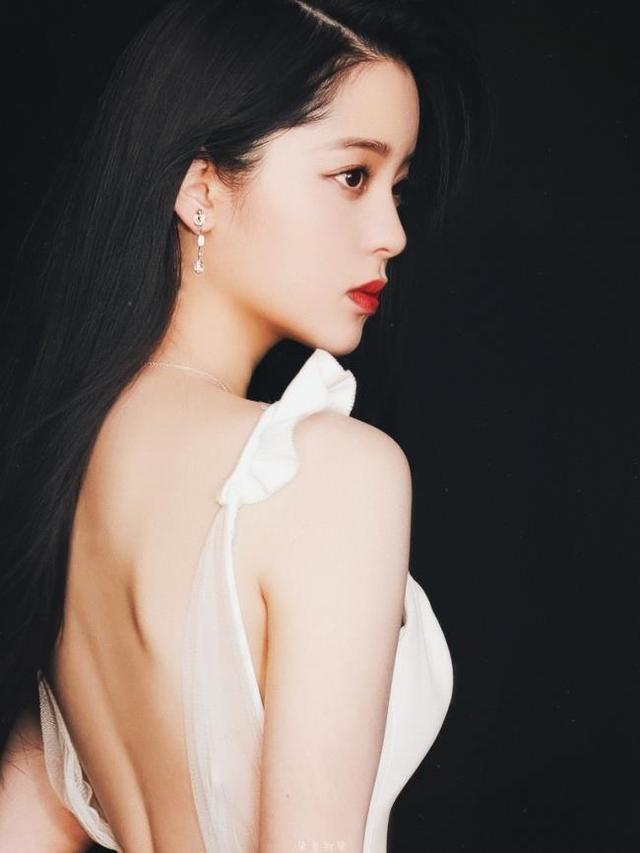 歐陽娜娜接班迪麗熱巴,嘗試性感路線嫵媚捂胸,小姑娘身材真有料