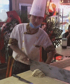 “妹子睡覺把腳伸我這，要給她點教訓嗎？”哈哈哈撓她的腳心才對