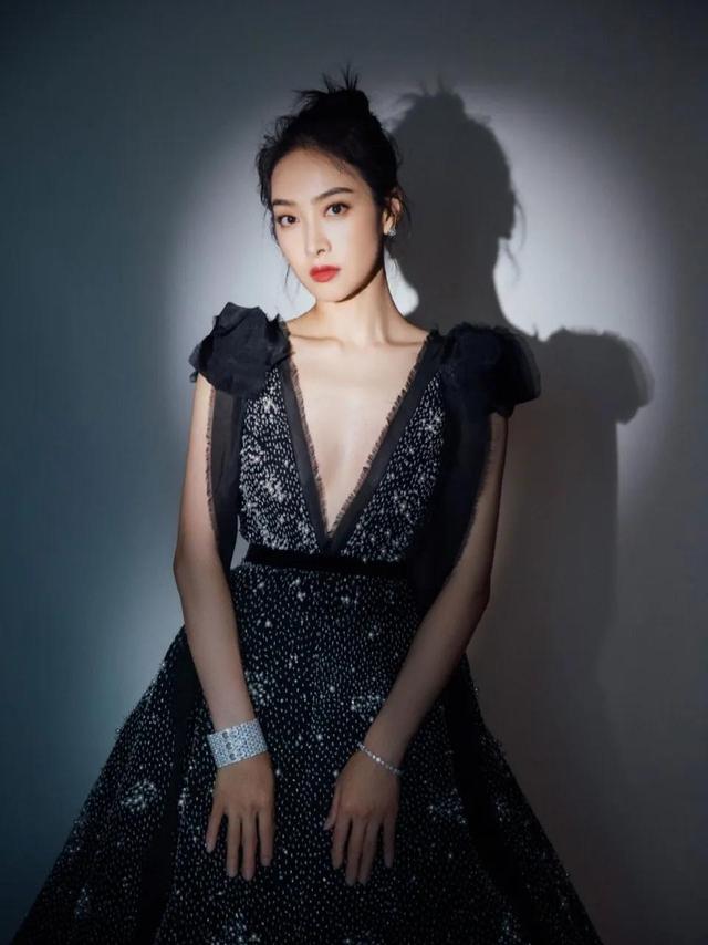 八位美女寫真，風姿綽約小天仙，驚鴻一瞥清流溪，有你喜歡的嗎？