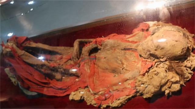 2003年新疆挖出女干尸,骨骼紋路清晰,嘴唇還涂著2700年前的口紅