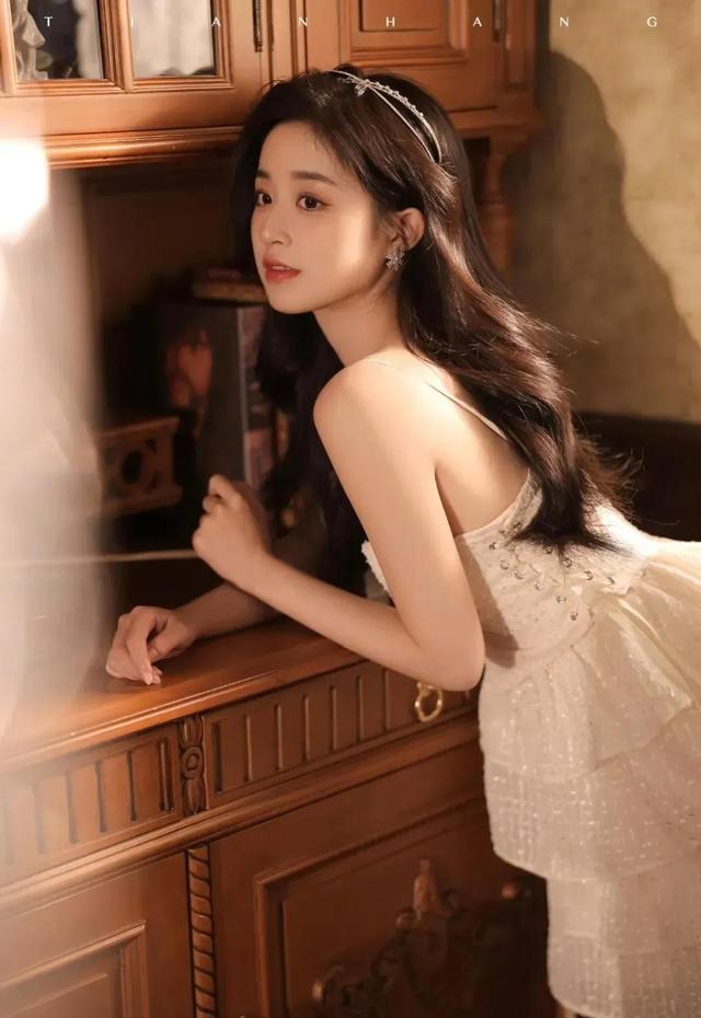 穿著可甜可鹽白色吊帶蛋糕裙的小提琴女孩