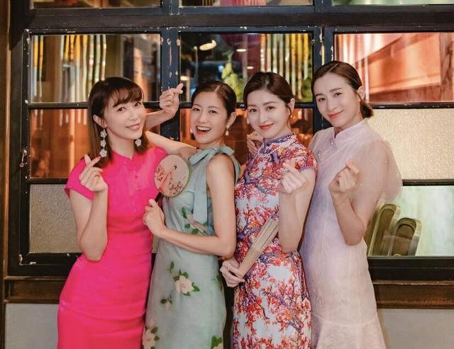 香港知名女星愛上空中瑜伽,大秀豐滿好身材,因裙子太透疑走光