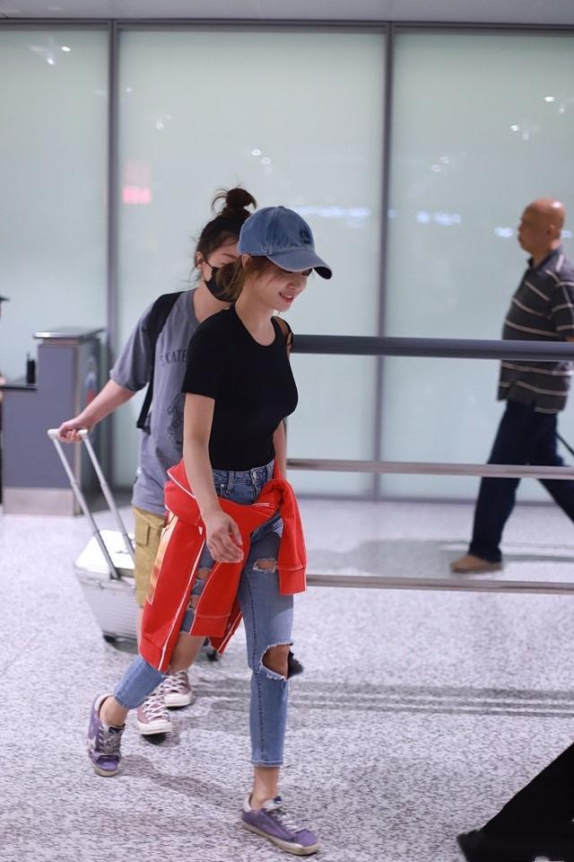蔡依林機場時尚辣爆!一轉身……美背全裸蕾絲內衣現形