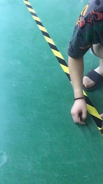 “妹子睡覺把腳伸我這，要給她點教訓嗎？”哈哈哈撓她的腳心才對