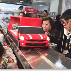 “妹子睡覺把腳伸我這，要給她點教訓嗎？”哈哈哈撓她的腳心才對