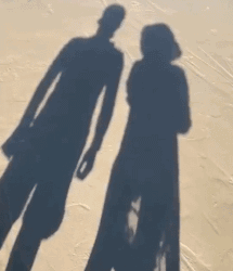 “妹子睡覺把腳伸我這，要給她點教訓嗎？”哈哈哈撓她的腳心才對