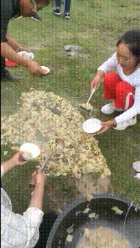 “妹子睡覺把腳伸我這，要給她點教訓嗎？”哈哈哈撓她的腳心才對