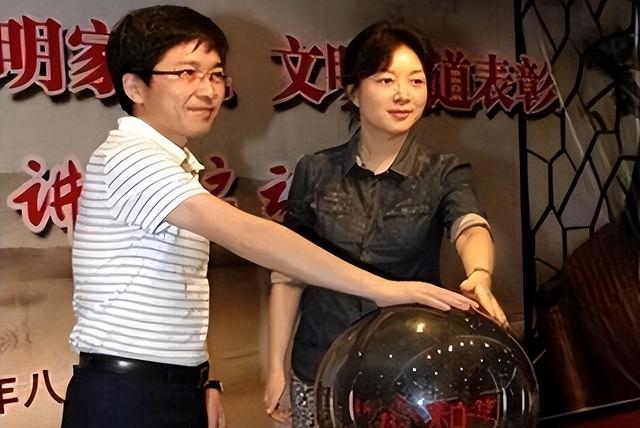 美女校花余敏燕,傍上市委書記上位,生下女兒后鋃鐺入獄