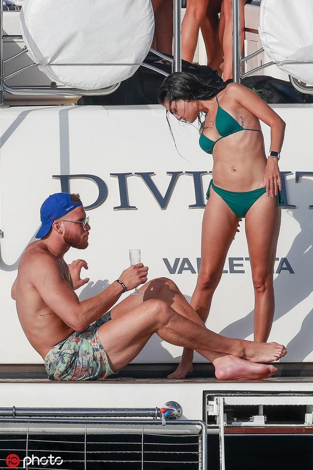 格里芬游艇上與多位美女嬉戲！還與綠色比基尼美女促膝長談