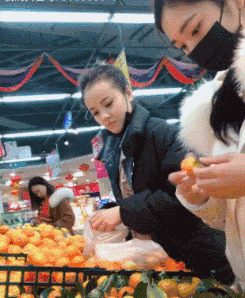 “妹子睡覺把腳伸我這，要給她點教訓嗎？”哈哈哈撓她的腳心才對