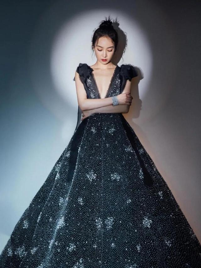 八位美女寫真，風姿綽約小天仙，驚鴻一瞥清流溪，有你喜歡的嗎？