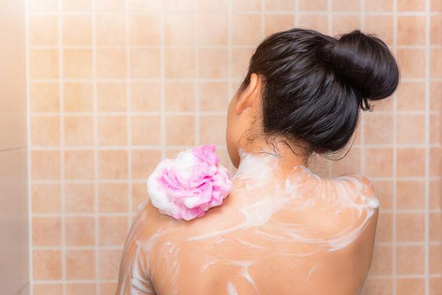 女生的屁股后面,為啥會有兩坨“黑印子”?扒一扒女生的小秘密