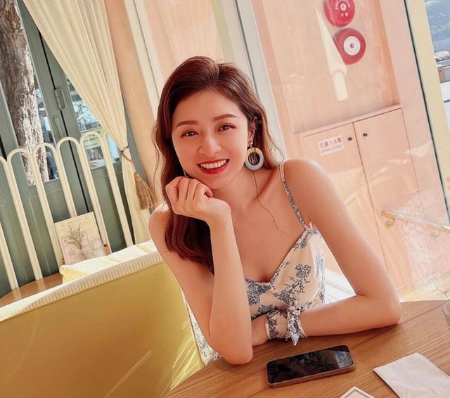 香港知名女星愛上空中瑜伽,大秀豐滿好身材,因裙子太透疑走光
