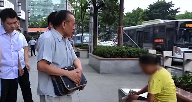 失蹤9月,女博士挺孕肚流落街頭,發瘋坐路邊傻笑,到底經歷了什么？