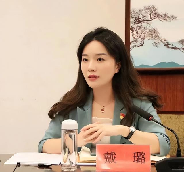 記實：美女市長楊曉波，陪睡40位男人，被抓時跪地哭喊求饒