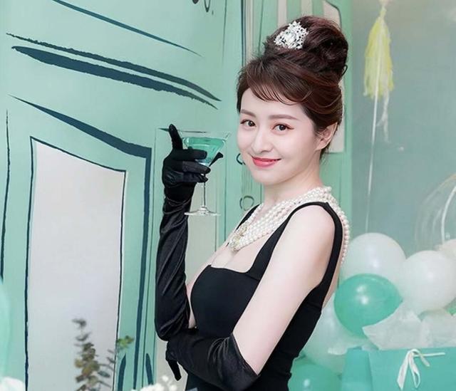 香港知名女星愛上空中瑜伽,大秀豐滿好身材,因裙子太透疑走光