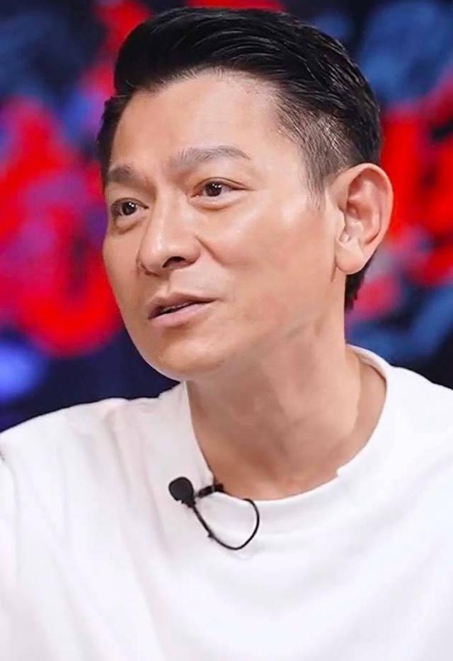娛樂圈又出丑聞,知名導演和夜店女性發生關系,拍視頻讓女方舔腳