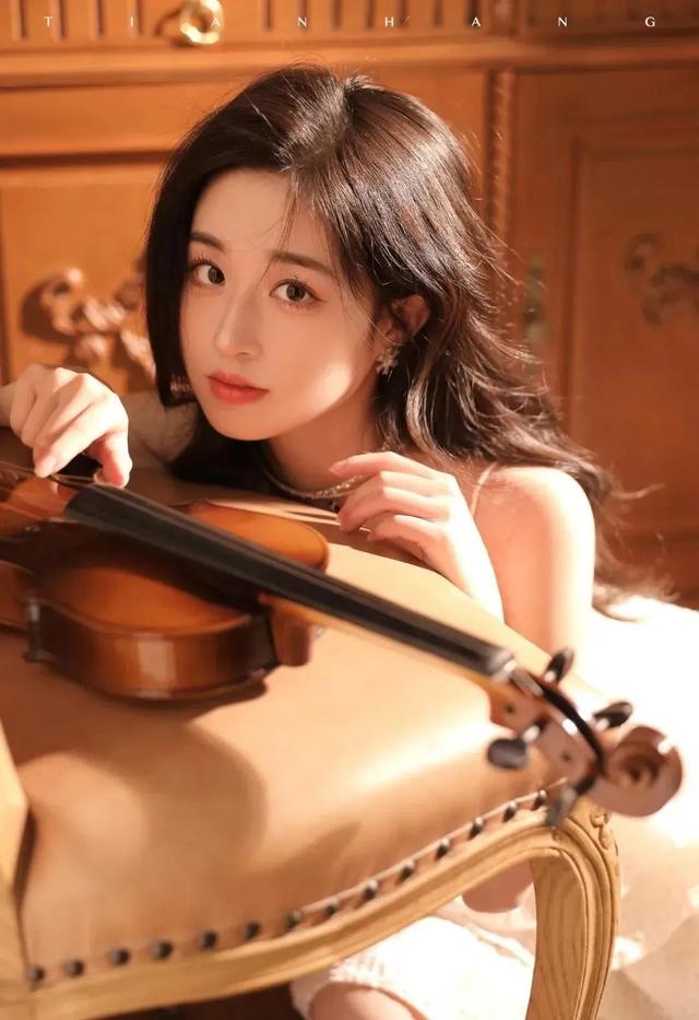 穿著可甜可鹽白色吊帶蛋糕裙的小提琴女孩