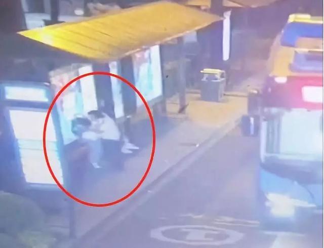 美女小姐姐在公交站等車被強吻,男子竟說是因為愛慕控制不了自己?