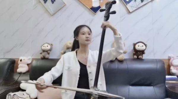 一個女孩,一把曲胡,70萬粉絲……