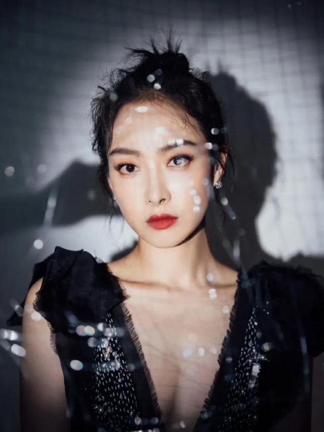 八位美女寫真，風姿綽約小天仙，驚鴻一瞥清流溪，有你喜歡的嗎？