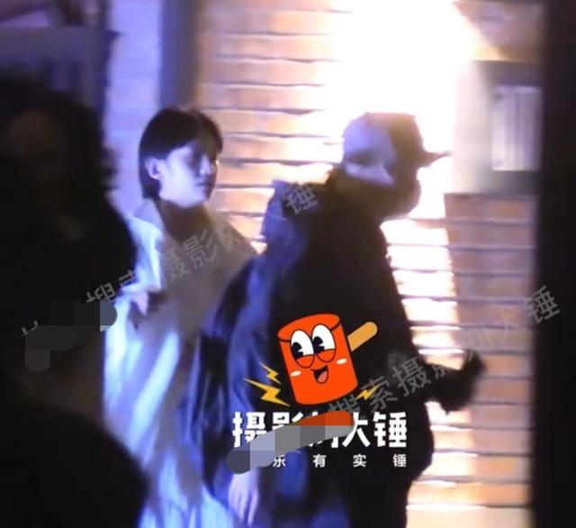 包貝爾與美女酒吧約會,兩人當街曖昧拉扯,女方疑未滿足男方要求