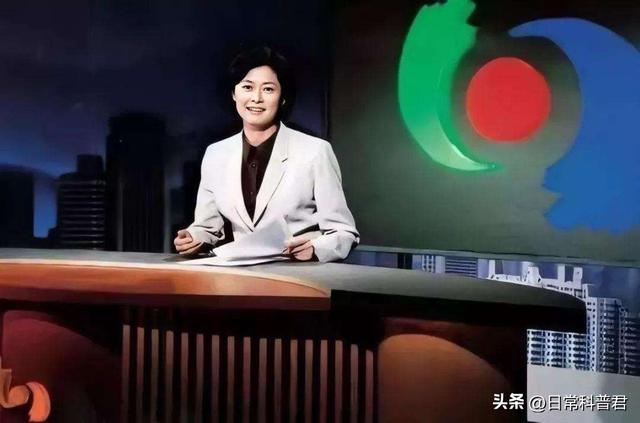 通過董卿、李思思，終于知道這些女主持人為啥喜歡光腳穿高跟鞋！