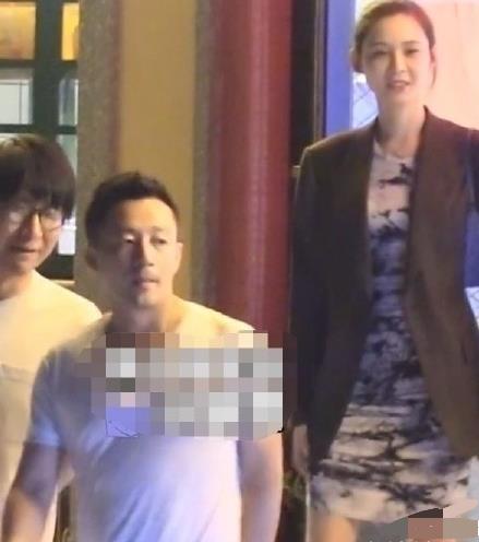 汪小菲深夜現身酒吧,身旁美女吸睛,顏值不輸大S,婚姻狀態成迷
