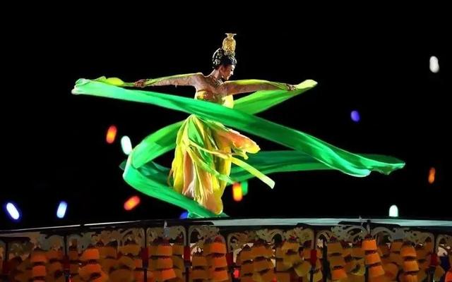 15年過去了,那個(gè)摔成終身殘疾、讓張藝謀愧疚一生的女人還好嗎?