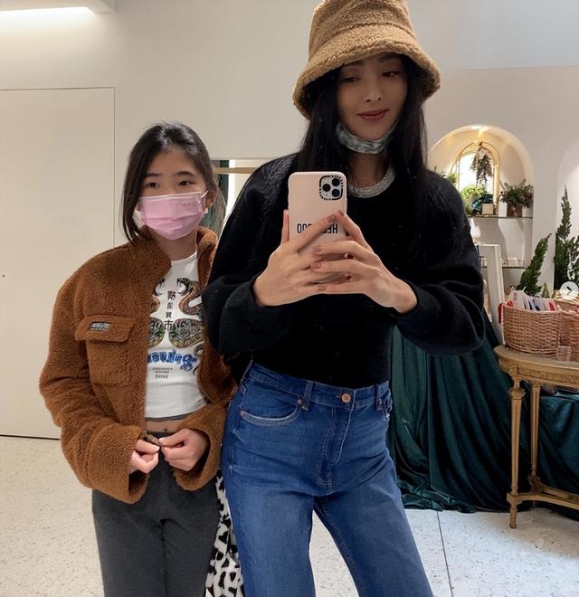 曹格老婆曬女兒近照，11歲Grace穿媽媽泳裝，吳速玲猛夸可愛有型