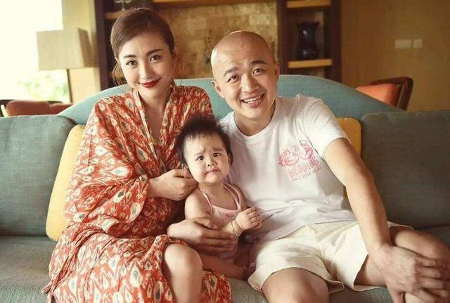 包貝爾與美女酒吧約會,兩人當街曖昧拉扯,女方疑未滿足男方要求