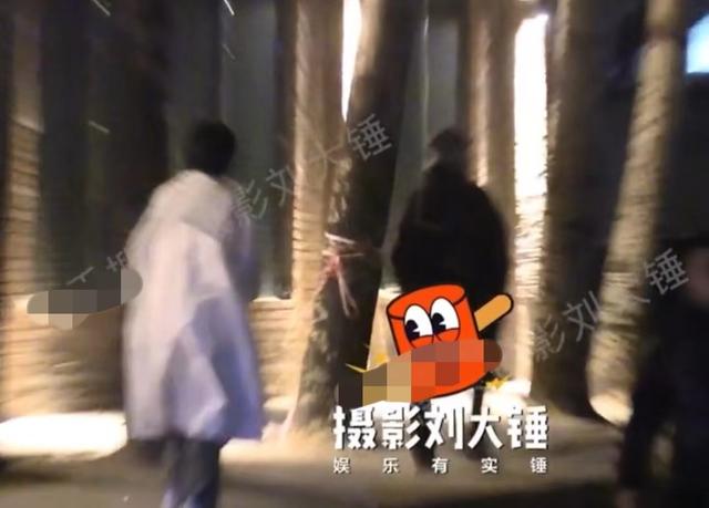 包貝爾與美女酒吧約會,兩人當街曖昧拉扯,女方疑未滿足男方要求
