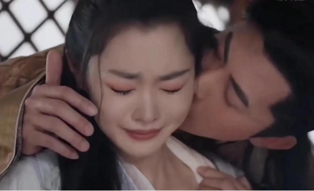 強(qiáng)吻、摸胸、掀裙底，娛樂圈的“不雅之舉”是意外還是趁機(jī)揩油？