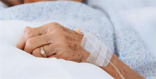 外國89歲奶奶遭36歲男子性侵,看著強奸犯被判后,她進行了安樂死