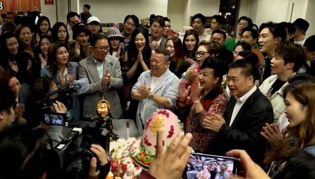 曾志偉70歲大壽現(xiàn)場,美女如云放飛自我,輪流與超模熱吻玩的超大