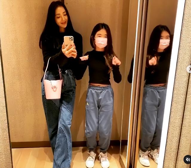 曹格老婆曬女兒近照，11歲Grace穿媽媽泳裝，吳速玲猛夸可愛有型