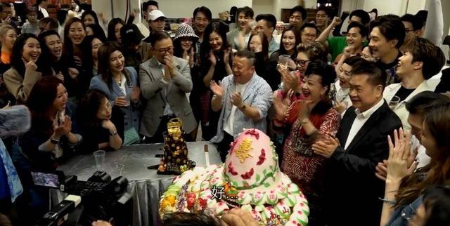 曾志偉70歲大壽現(xiàn)場,美女如云放飛自我,輪流與超模熱吻玩的超大