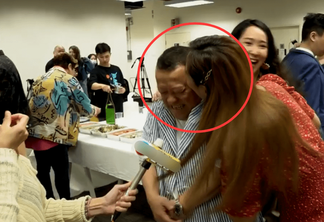 曾志偉70歲大壽現(xiàn)場,美女如云放飛自我,輪流與超模熱吻玩的超大