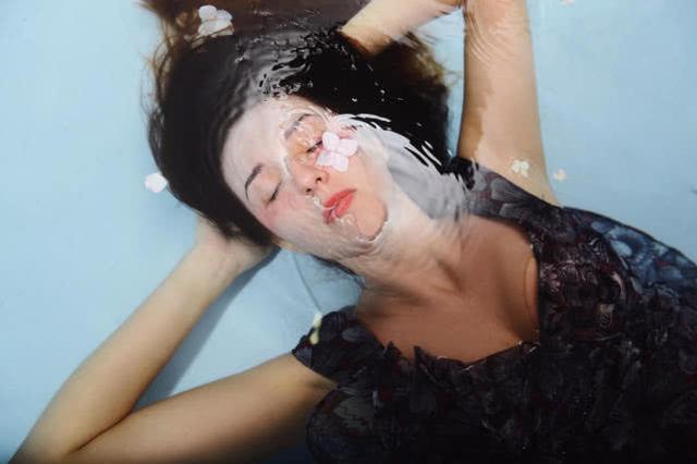 每年夏天,他都會在室內泳池拍攝美女與水