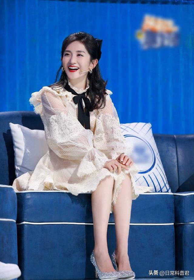 通過董卿、李思思，終于知道這些女主持人為啥喜歡光腳穿高跟鞋！