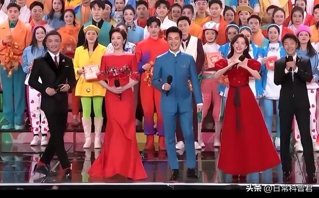 通過董卿、李思思，終于知道這些女主持人為啥喜歡光腳穿高跟鞋！