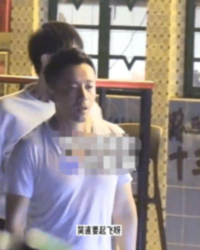 汪小菲深夜現身酒吧,身旁美女吸睛,顏值不輸大S,婚姻狀態成迷