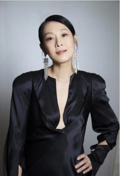 51歲劉若英一襲“陰溝裙”好撩人，氣質(zhì)優(yōu)雅如少女，讓人不敢直視