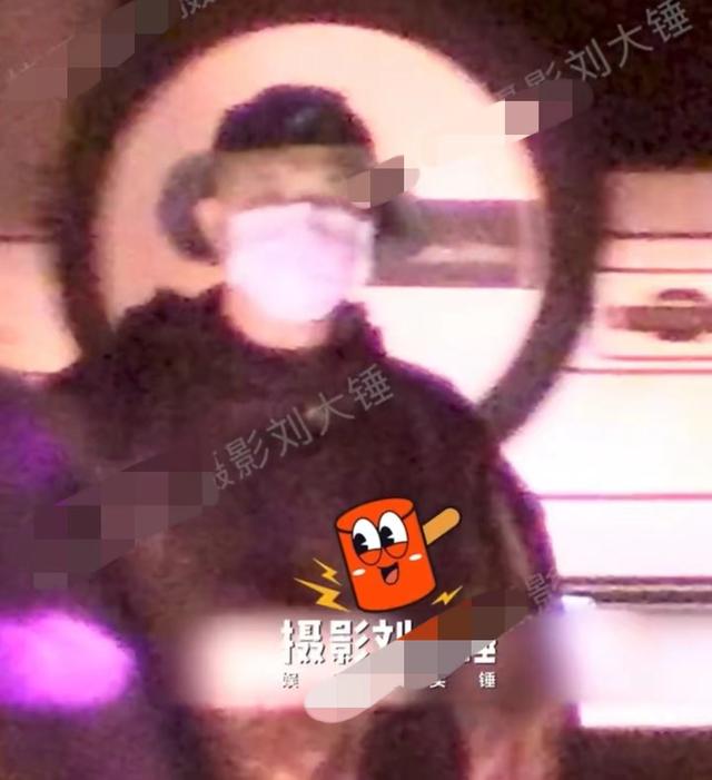 包貝爾與美女酒吧約會,兩人當街曖昧拉扯,女方疑未滿足男方要求