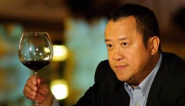 強(qiáng)吻、摸胸、掀裙底，娛樂圈的“不雅之舉”是意外還是趁機(jī)揩油？