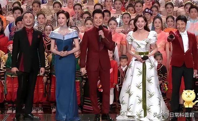 通過董卿、李思思，終于知道這些女主持人為啥喜歡光腳穿高跟鞋！