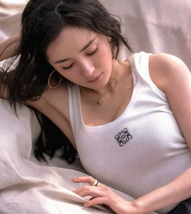 身材火辣、美如少女,這10位生過娃的中年女星性感起來太迷人